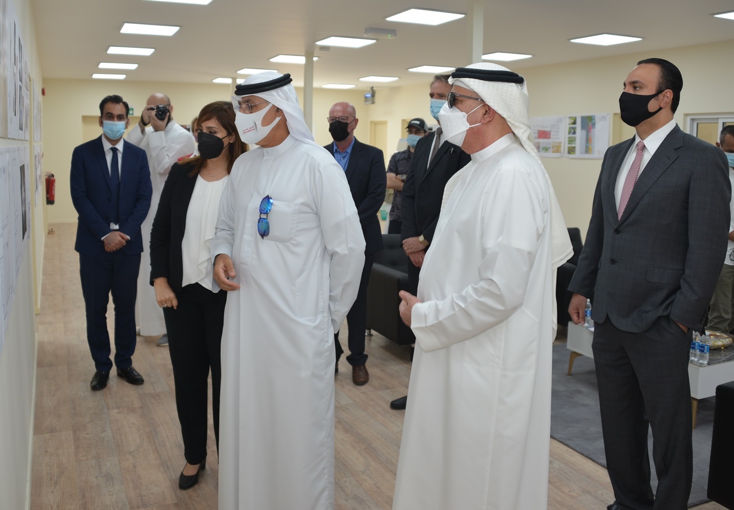 خلال زيارته التفقدية وزير الصناعة والتجارة والسياحة يطلع على مستجدات سير العمل لمشروع مركز البحرين الدولي للمعارض والمؤتمرات الجديد بمنطقة الصخير