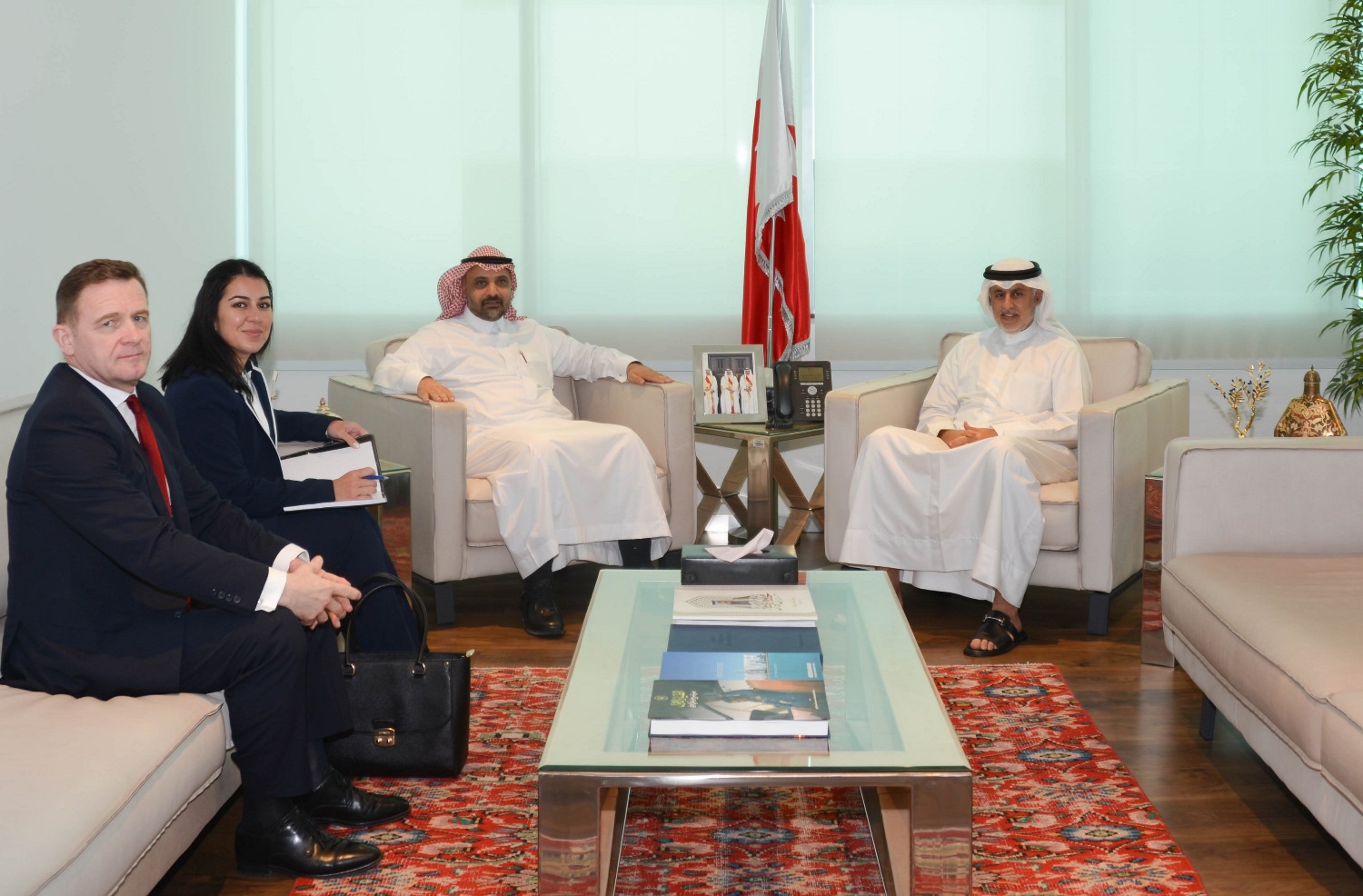 وزير الصناعة والتجارة والسياحة يجتمع بالرئيس التنفيذي لشركة جنرال إلكتريك السعودية - البحرين