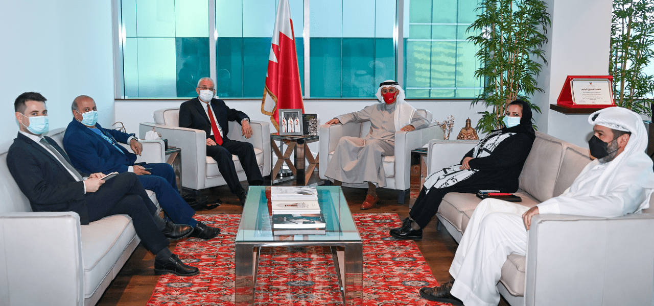 وزير الصناعة والتجارة والسياحة يستقبل سفير جمهورية التشيك لدى مملكة البحرين والمقيم في الرياض