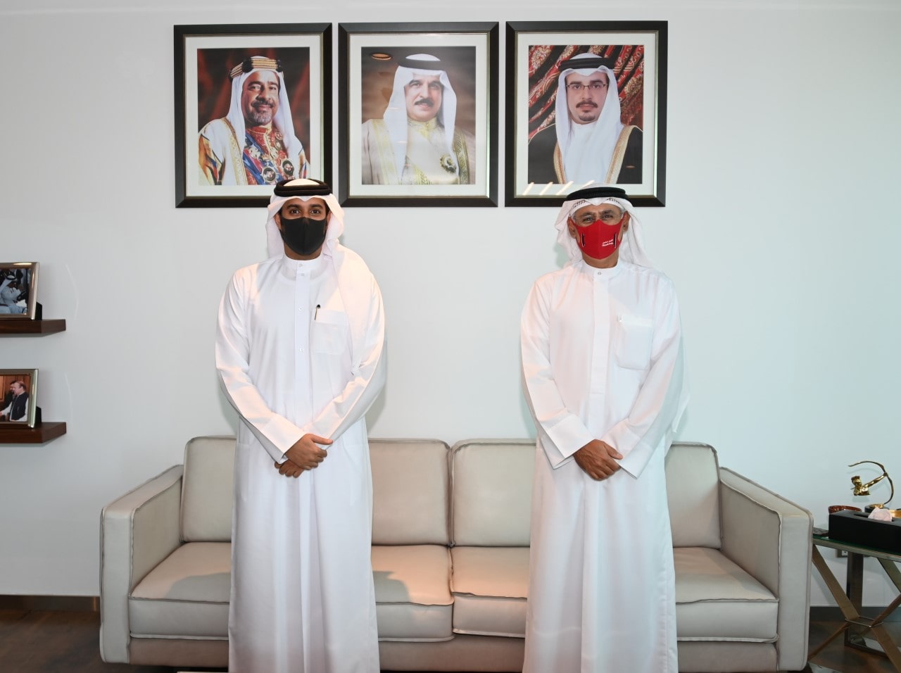 وزير الصناعة والتجارة والسياحة يلتقي بموظف الوزارة صباح الجلاهمة المنتسب في الدفعة السابعة من برنامج رئيس مجلس الوزراء لتنمية الكوادر الوطنية