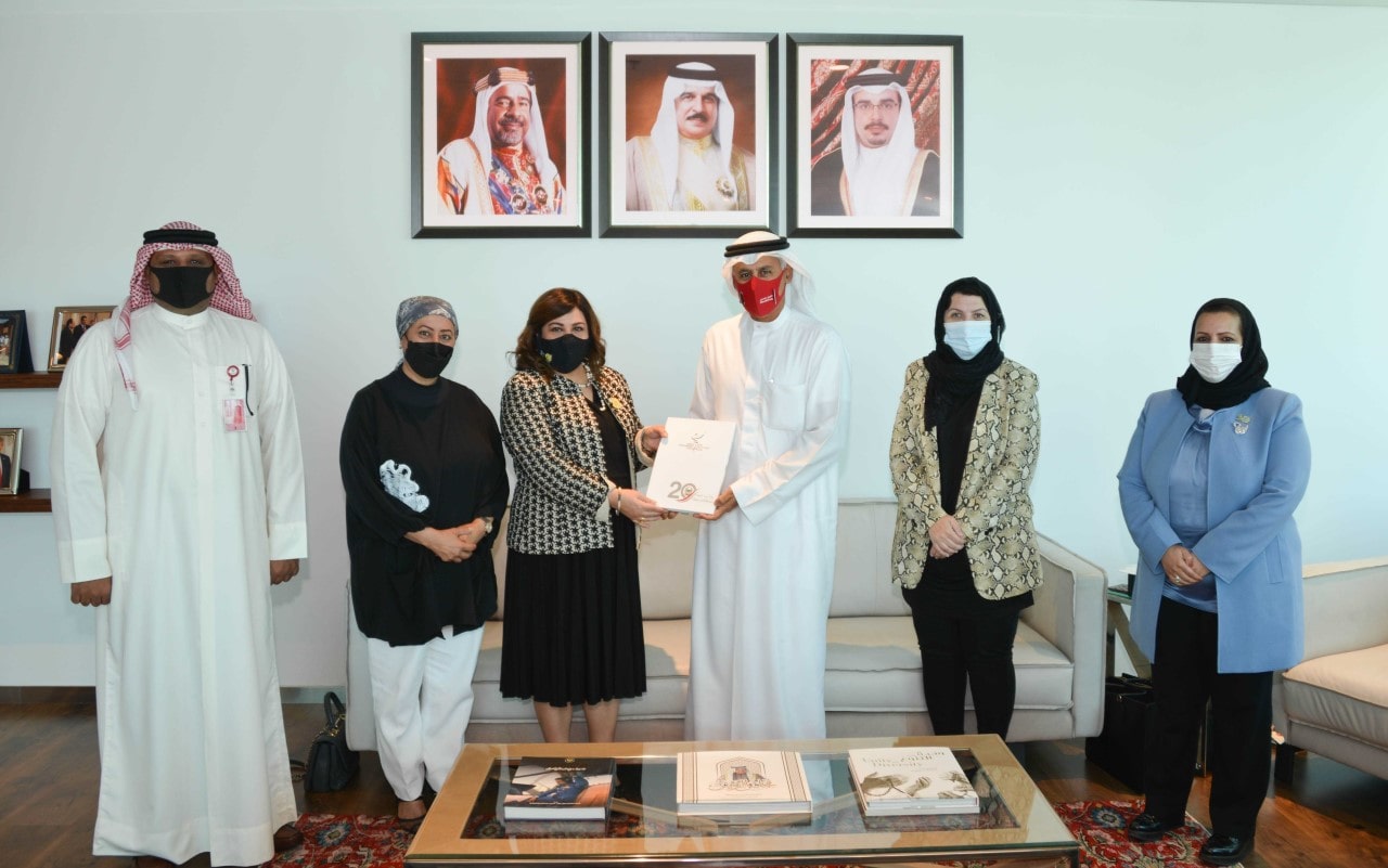 أشاد بدورها المؤثر في تعزيز مكانة المرأة ودورها في القطاع الإقتصادي وزير الصناعة والتجارة والسياحة يجتمع برئيس وعدد من أعضاء مجلس إدارة جمعية سيدات الأعمال البحرينية