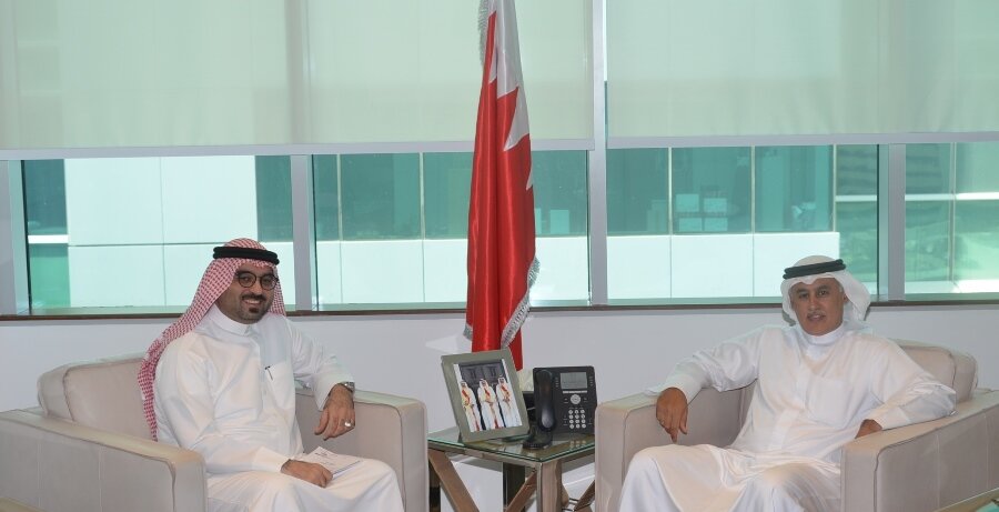  لدى اجتماعه بعضو مجلس إدارة غرفة تجارة وصناعة البحرين ورئيس جمعية البحرين لتنمية المؤسسات الصغيرة والمتوسطة وزير الصناعة والتجارة والسياحة يؤكد: قطاع المؤسسات الصغيرة والمتوسطة يحظى بدعم كبير من الحكومة