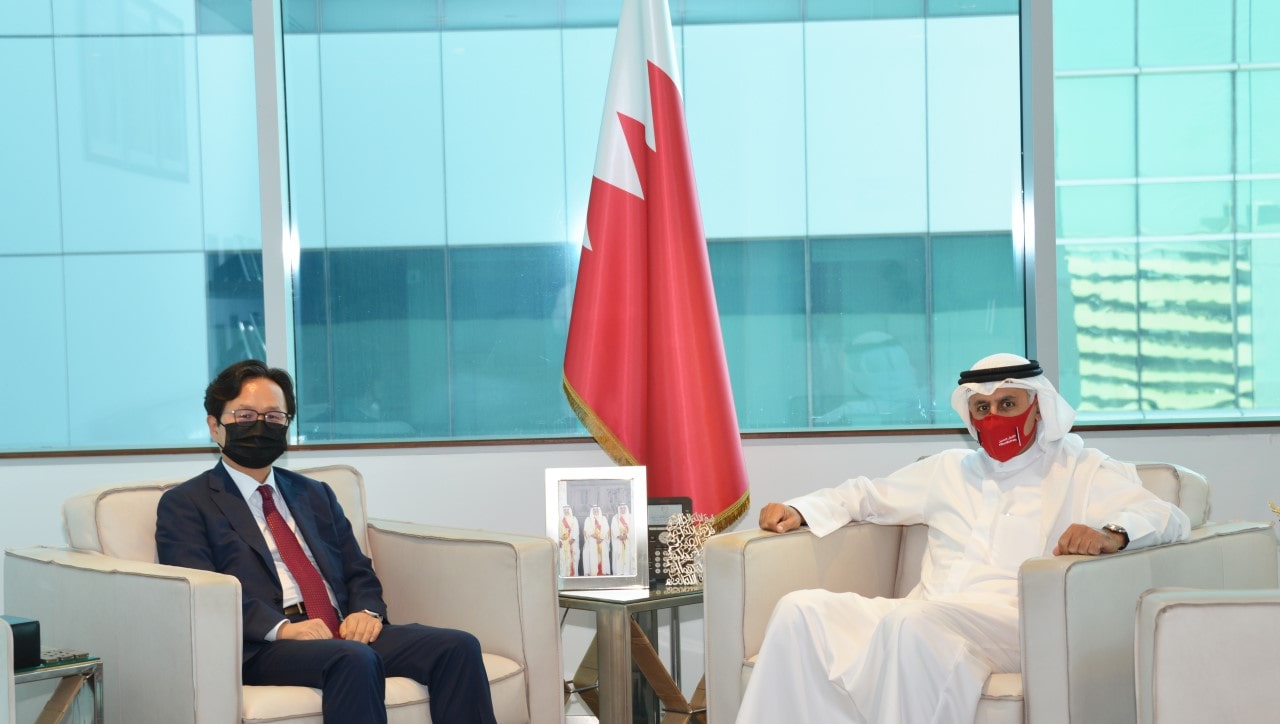 خلال استقباله سفير جمهورية كوريا المعتمد بمملكة البحرين وزير الصناعة والتجارة والسياحة يؤكد حرص الحكومة على تطوير العلاقات الاقتصادية والاستثمارية بين البلدين الصديقين