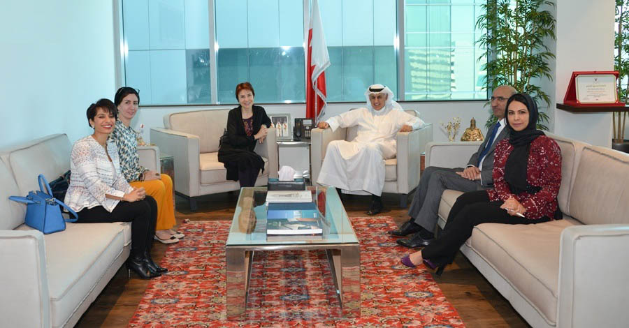  متطلعاً لتعزيز العلاقات التجارية مع الجانب الفرنسي وزير الصناعة والتجارة والسياحة يستقبل السفيرة الفرنسية لدى مملكة البحرين