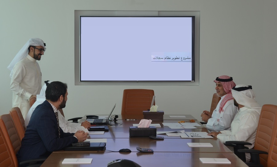  هنأه بمناسبة تخرجه من برنامج النائب الأول لتنمية الكوادر الوطنية وزير الصناعة والتجارة والسياحة يستقبل الموظف أحمد القيم