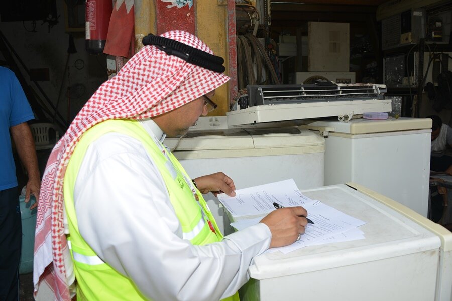  مزاولتها النشاط التجاري بدون ترخيص وزارة الصناعة والتجارة والسياحة تغلق 5 محلات تجارية غلقاً إدارياً