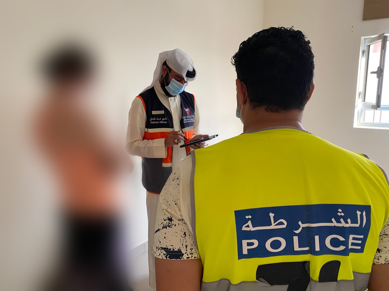 مخالفةً لقرارات غلق المحال الصناعية والتجارية احترازياً إدارة التفتيش بوزارة الصناعة والتجارة والسياحة تضبط سيدة تقدم خدمات تعليم اللياقة البدنية في المنازل من دون ترخيص