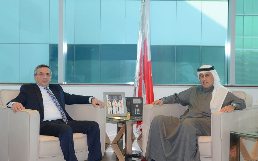  أكد أهمية تبادل الخبرات والتجارب في المجالات ذات العلاقة بالقطاع الإقتصادي وزير الصناعة والتجارة والسياحة يستقبل سفير جمهورية أذربيجان المعتمدة لدى مملكة البحرين