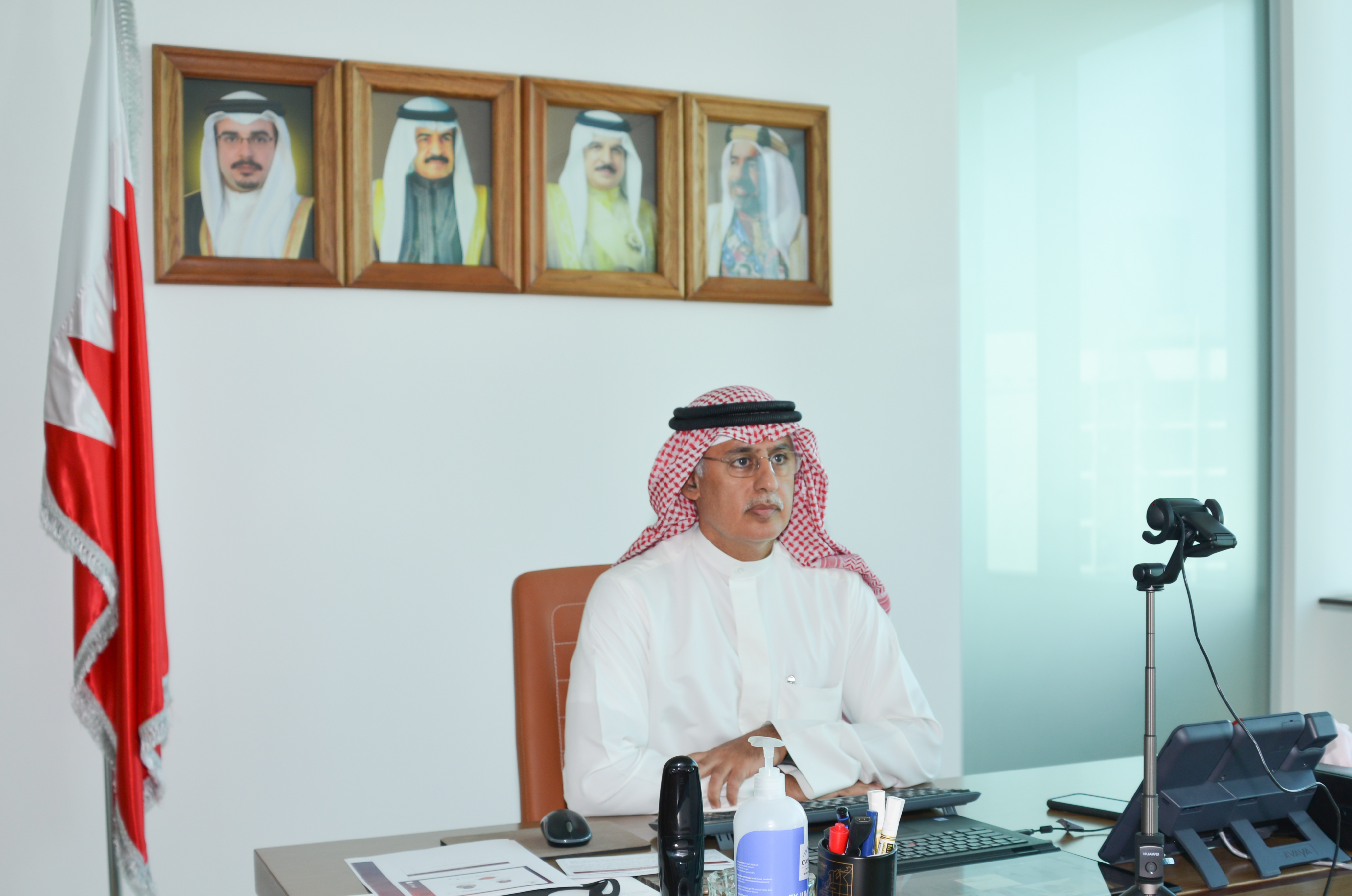  وزير الصناعة والتجارة والسياحة يستقبل رئيس مجلس إدارة بنك البحرين والكويت 