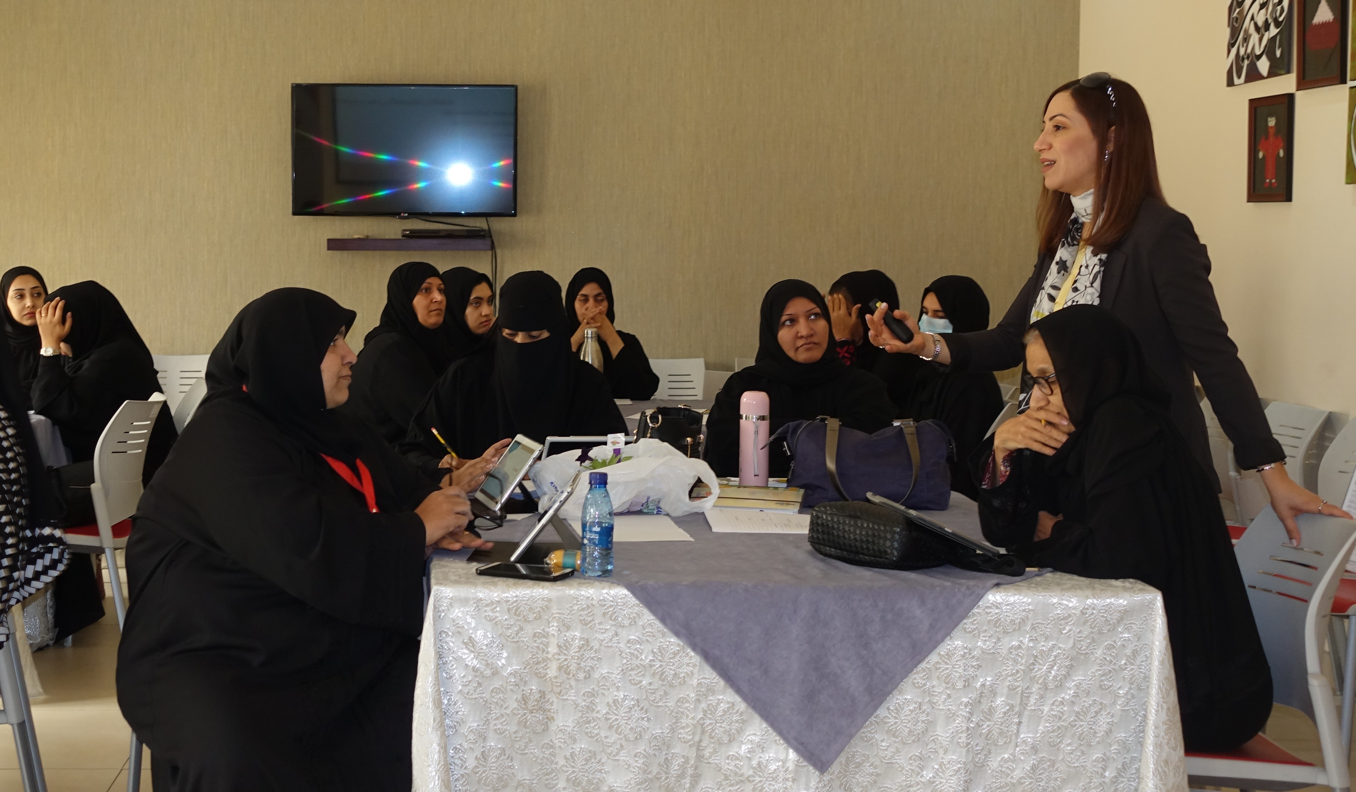 استهدفت ربات البيوت والمتدربات بمركز عبدالله فخرو الاجتماعي إدارة التجارة الإلكترونية بوزارة الصناعة والتجارة والسياحة تنظم ورشة توعوية حول التجارة الإلكترونية