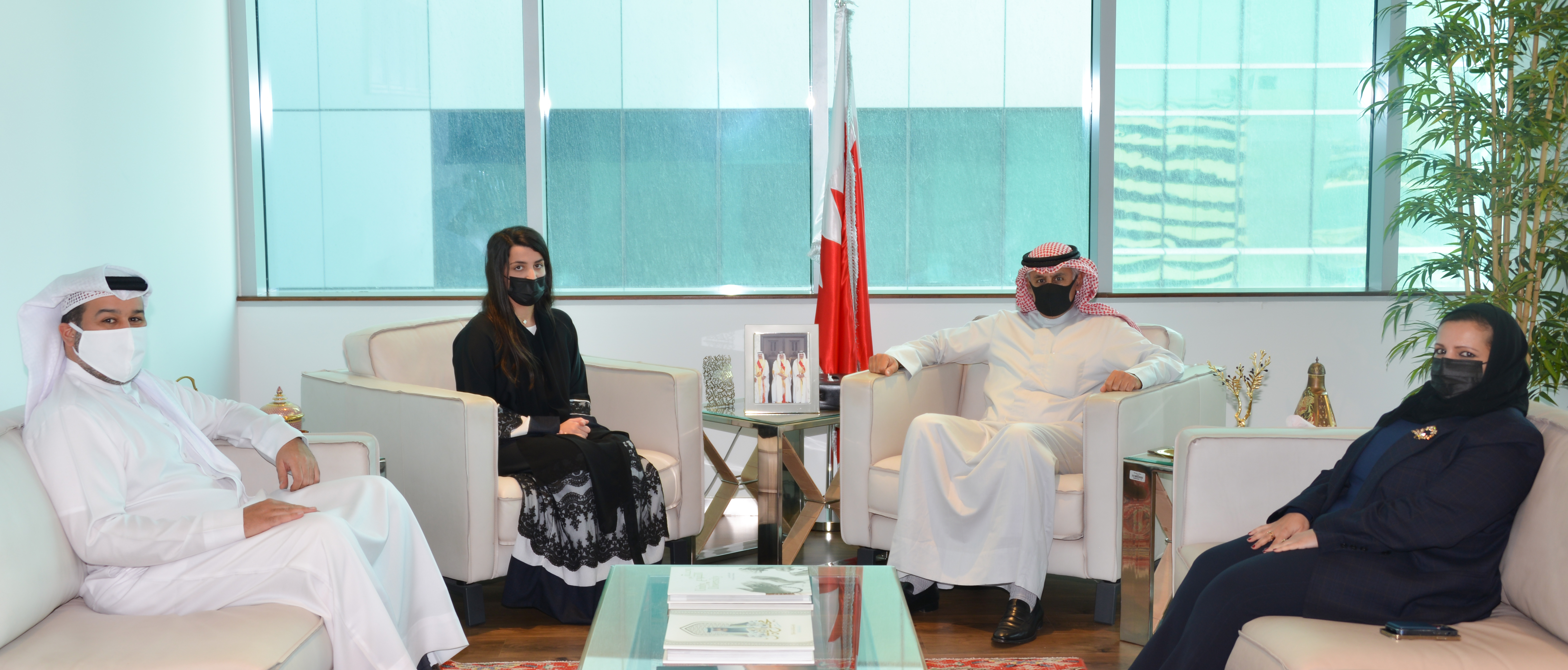  وزير الصناعة والتجارة والسياحة يستقبل الأنسة مريم عبدالعزيز الدوسري بمناسبة تعيينها الملحق التجاري لمملكة البحرين لدى المنظمة التجارة العالمية بجنيف