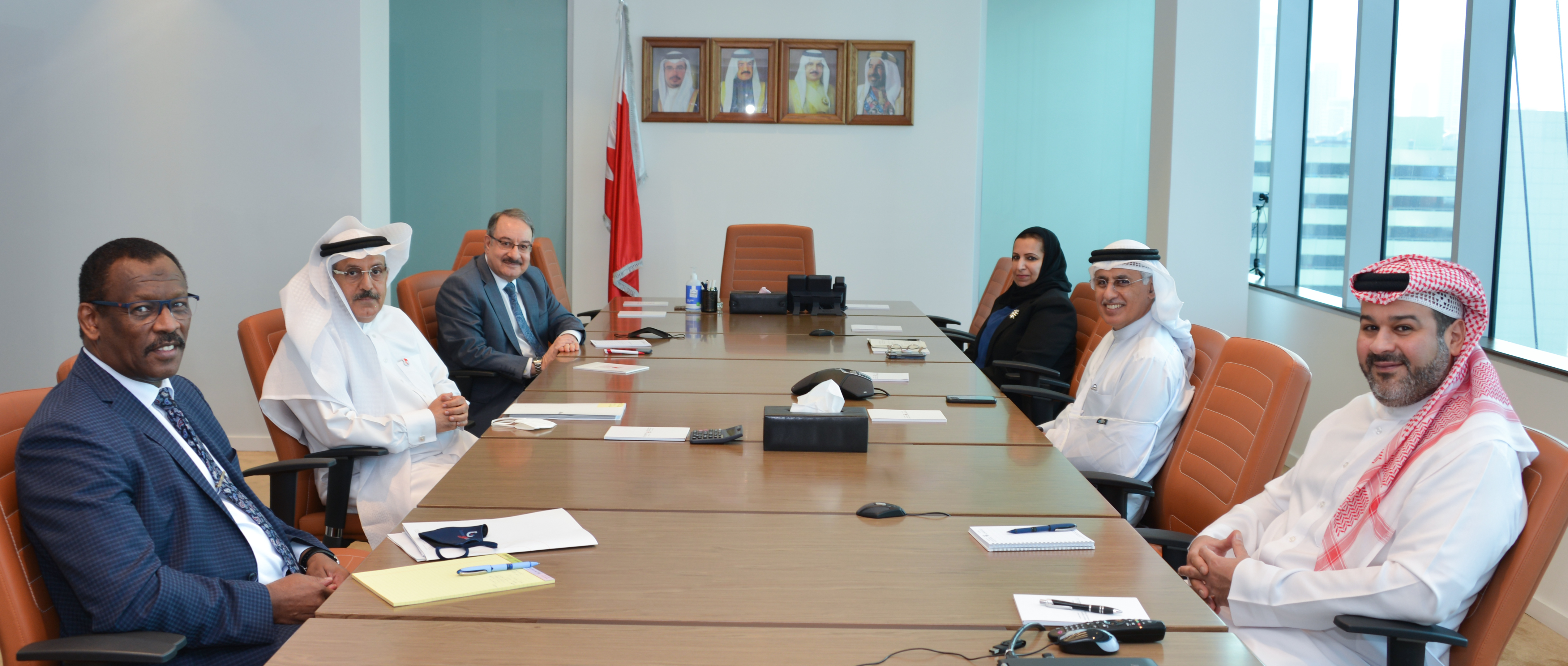  وزير الصناعة والتجارة والسياحة يجتمع برئيس وأعضاء جمعية مصارف البحرين