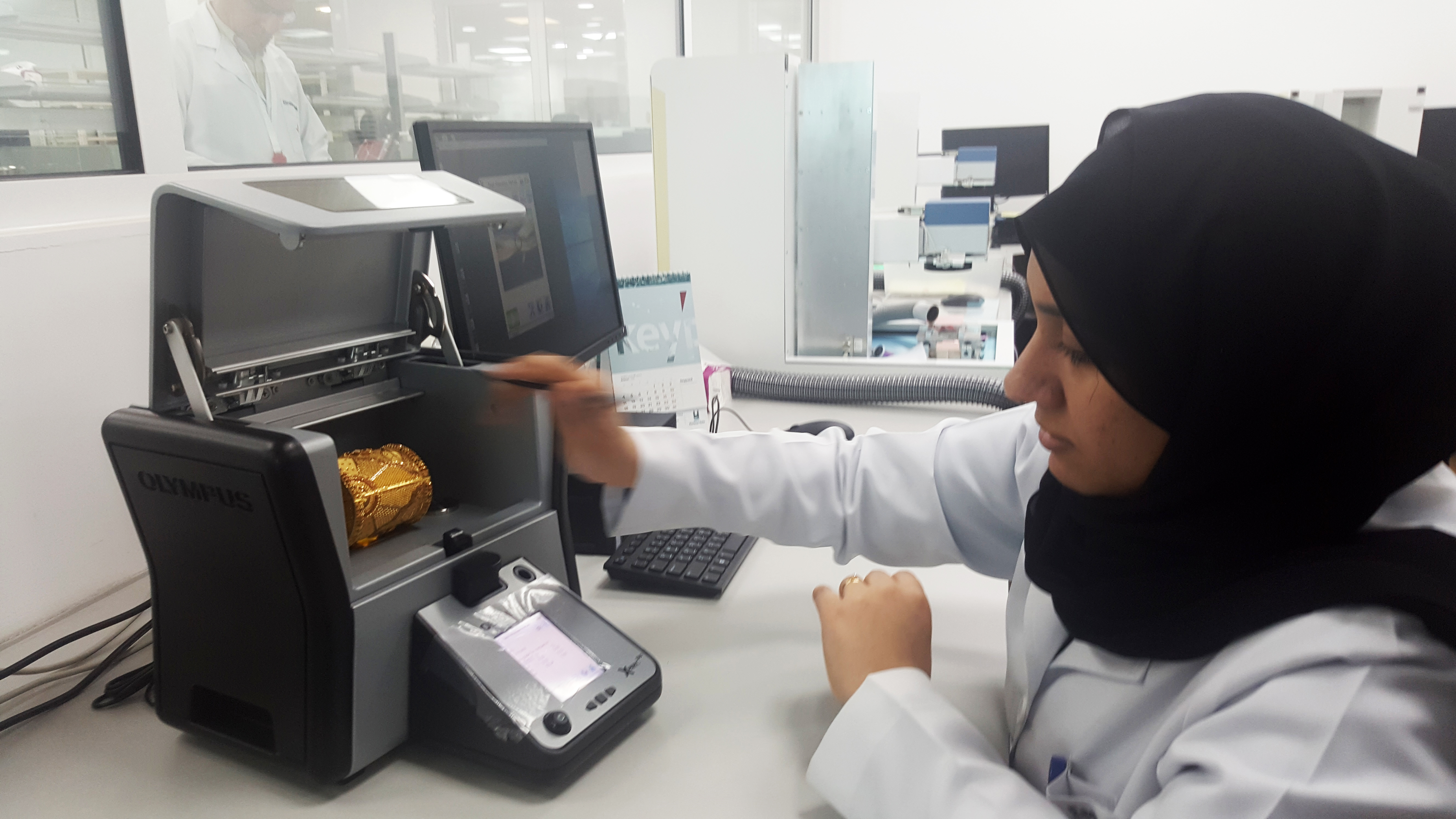  لتسهيل عمل المفتشين ميدانياً وزارة الصناعة والتجارة والسياحة تدشن المرحلة الأولى من الوحدة المتنقلة لفحص المعادن الثمينة