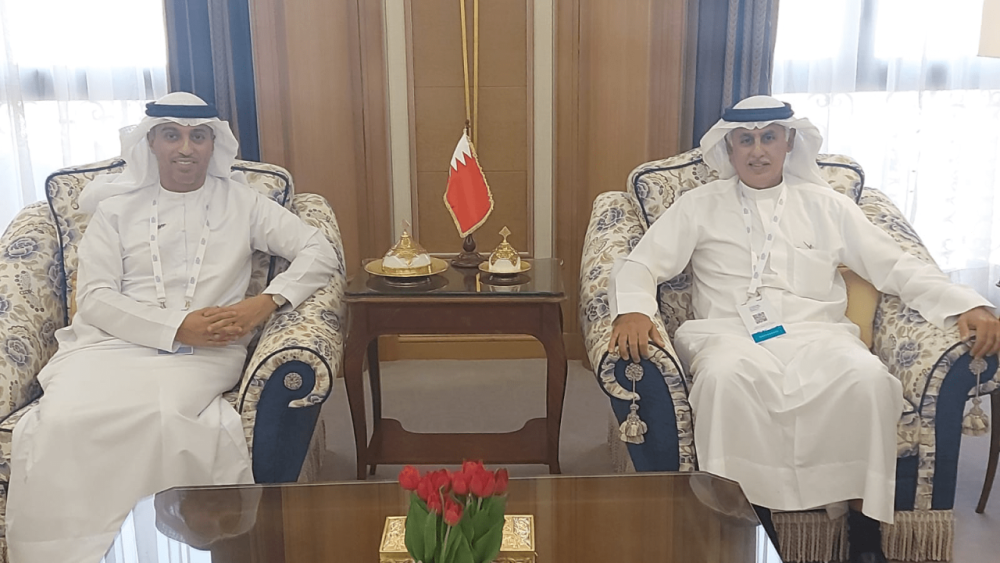 على هامش انعقاد الاجتماع السابع والأربعون للجنة الإقليمية لمنظمة السياحة العالمية بالرياض وزير الصناعة والتجارة والسياحة يجتمع بمعالي وزير الدولة لريادة الأعمال والمشاريع الصغيرة والمتوسطة بدولة الامارات العربية المتحدة