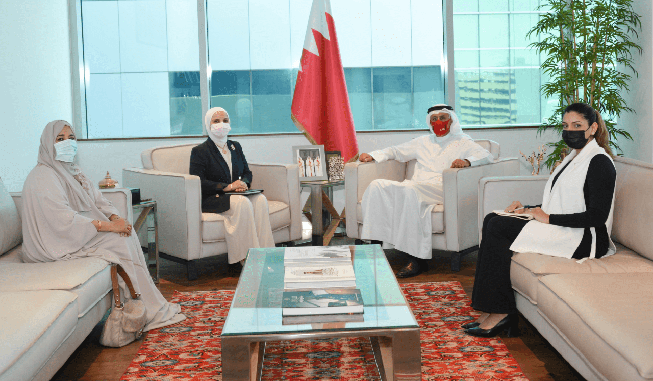 بمناسبة تعيينها ممثلاً لمكتب منظمة الصحة العالمية لدى مملكة البحرين وزير الصناعة والتجارة والسياحة يستقبل ممثل مكتب منظمة الصحة العالمية بمملكة البحرين