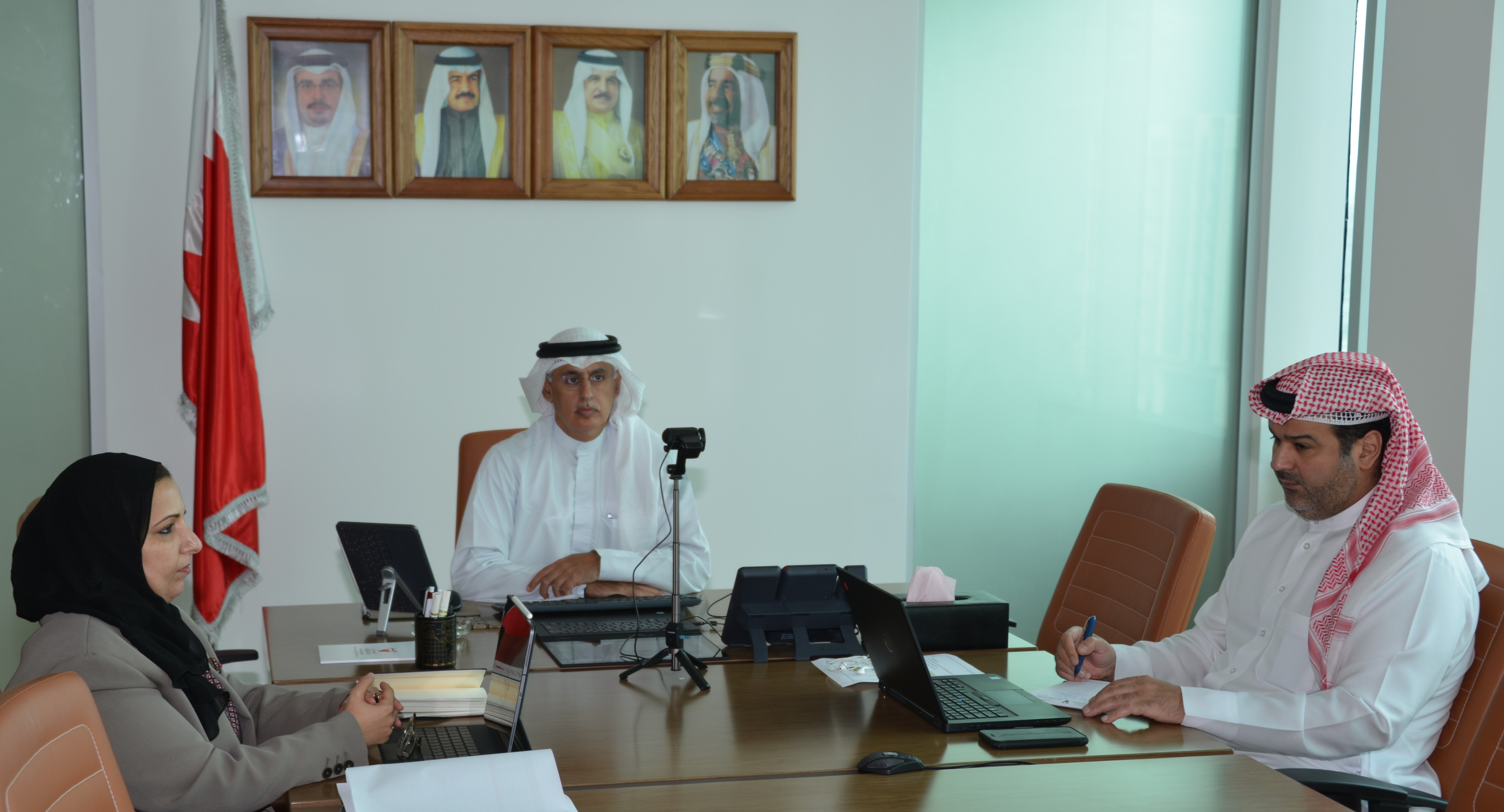  وزير الصناعة والتجارة والسياحة يترأس وفد مملكة البحرين المشارك في اللقاء النقاشي للجنة التعاون التجاري حول موضوع مفاوضات اتفاقيات التجارة الحرة لدول مجلس التعاون لدول الخليج العربية مع الدول والتكتلات الأخرى عبر تقنية الاتصال المرئي