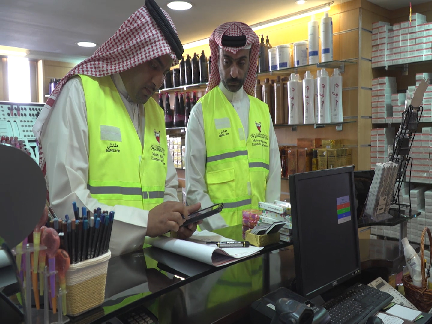 التجارة تواصل حملاتها التفتيشية وتغلق المحال التجارية المخالفة لقرارات بيع الكمامات الطبية