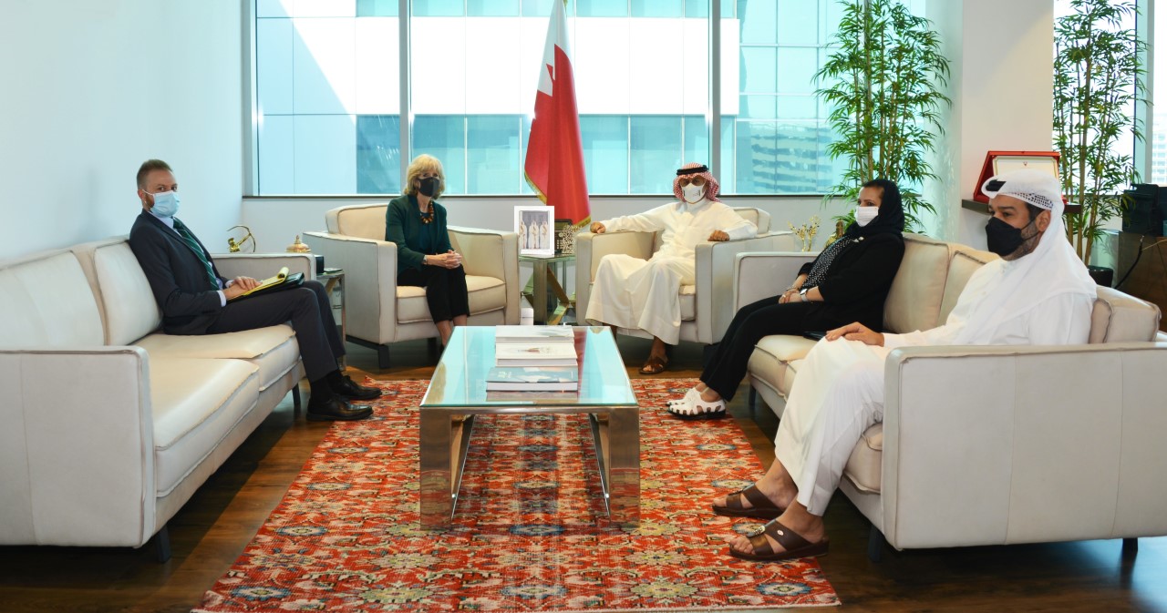وزير الصناعة والتجارة والسياحة يستقبل القائم بأعمال سفارة الولايات المتحدة الأمريكية المعتمدة لدى مملكة البحرين