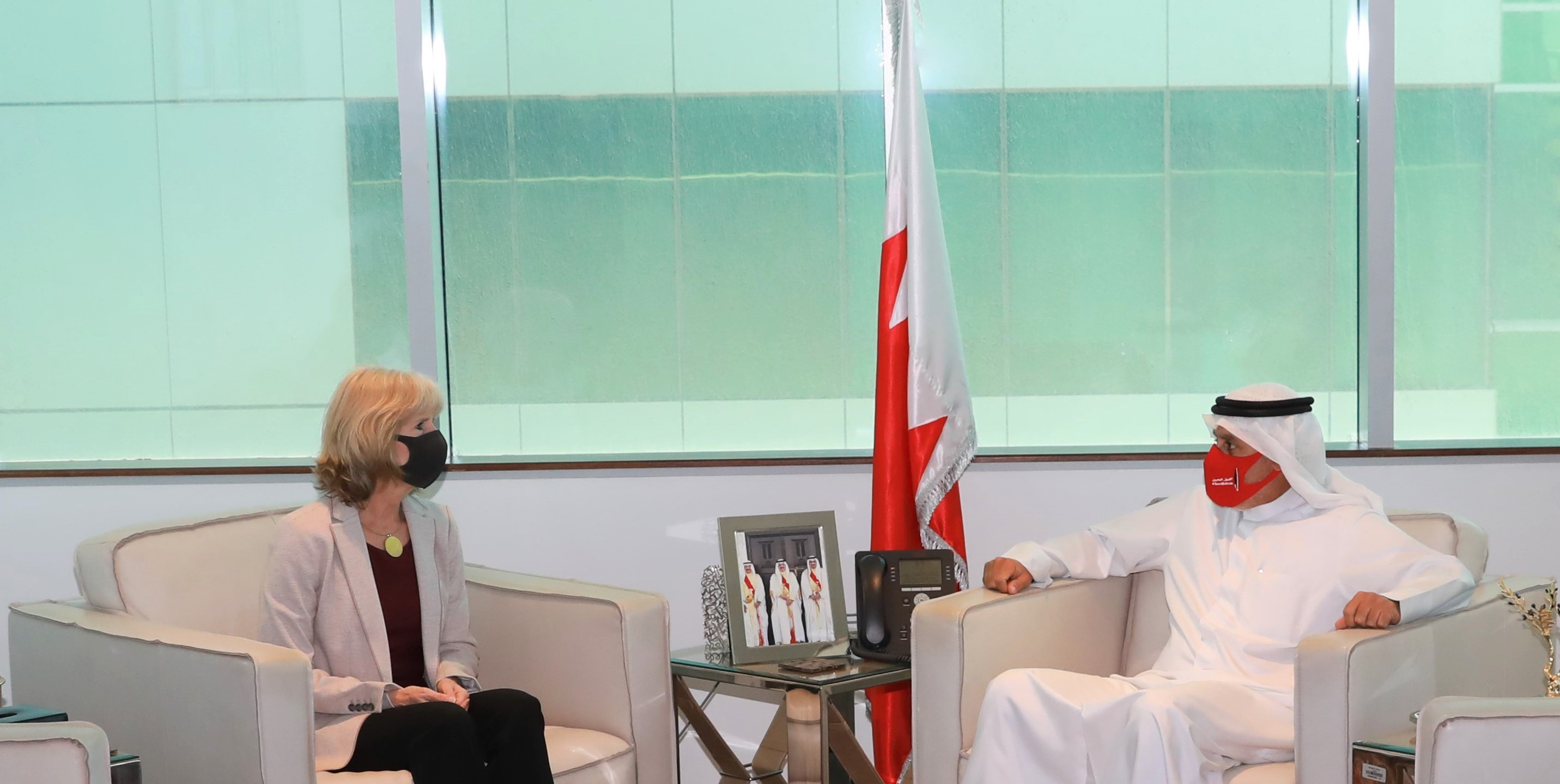 وزير الصناعة والتجارة والسياحة يلتقي القائم بأعمال سفارة الولايات المتحدة الامريكية المعتمدة لدى مملكة البحرين