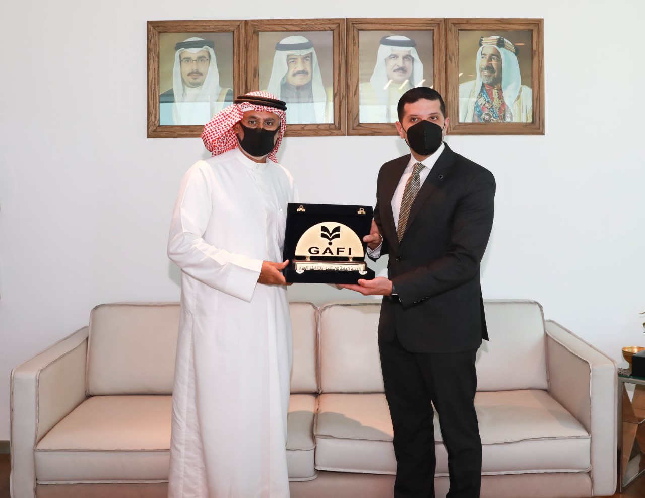  دعا للاستفادة من التسهيلات التي تمنحها الحكومة للمشاريع والأنشطة الاقتصادية وزير الصناعة والتجارة والسياحة يجتمع بالرئيس التنفيذي للهيئة العامة للاستثمار والمناطق الحرة بجمهورية مصر العربية
