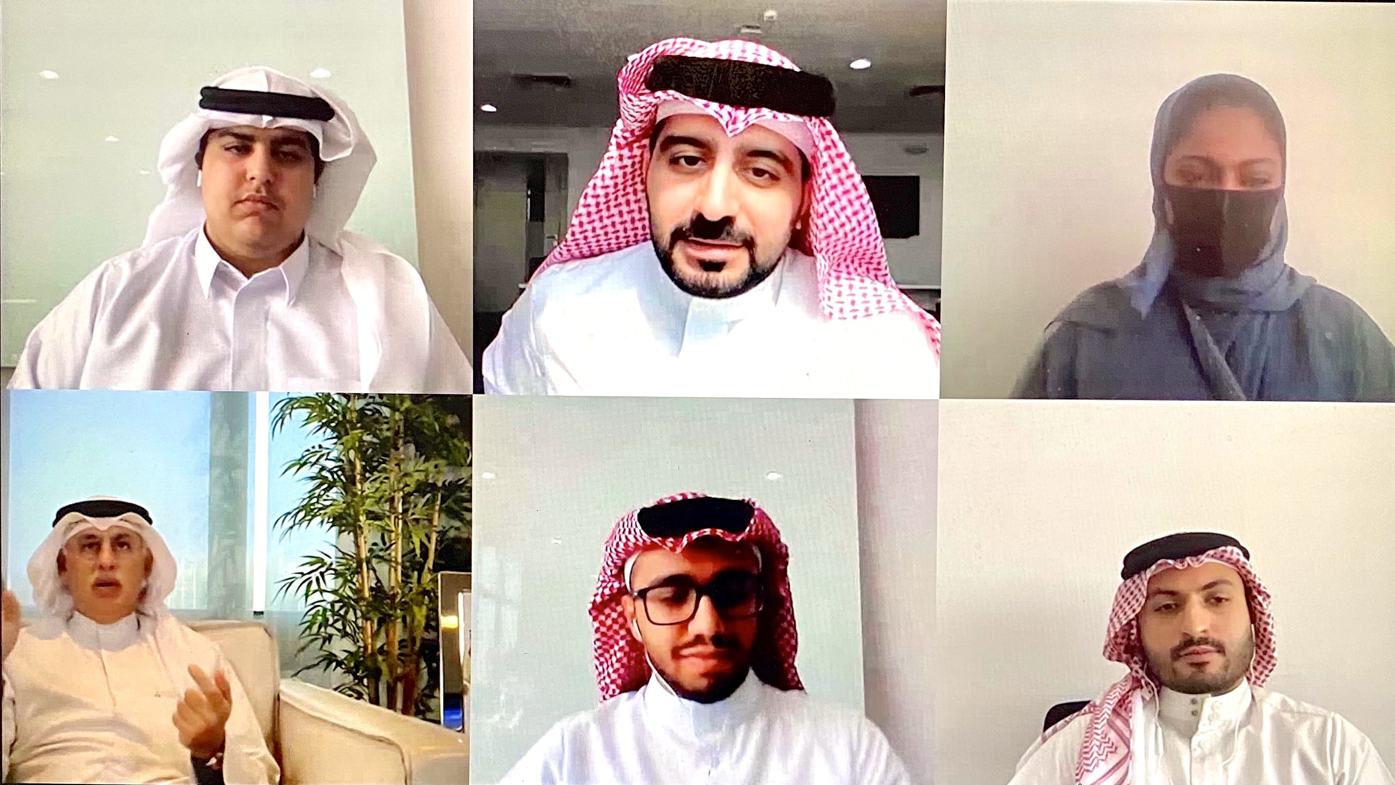  وزير الصناعة والتجارة والسياحة يشارك في جلسة حوارية مع طلبة الجامعة البريطانية في البحرين الوزير: الشباب البحريني هم أساس العملية التنموية المستقبلية وصناعة القرار