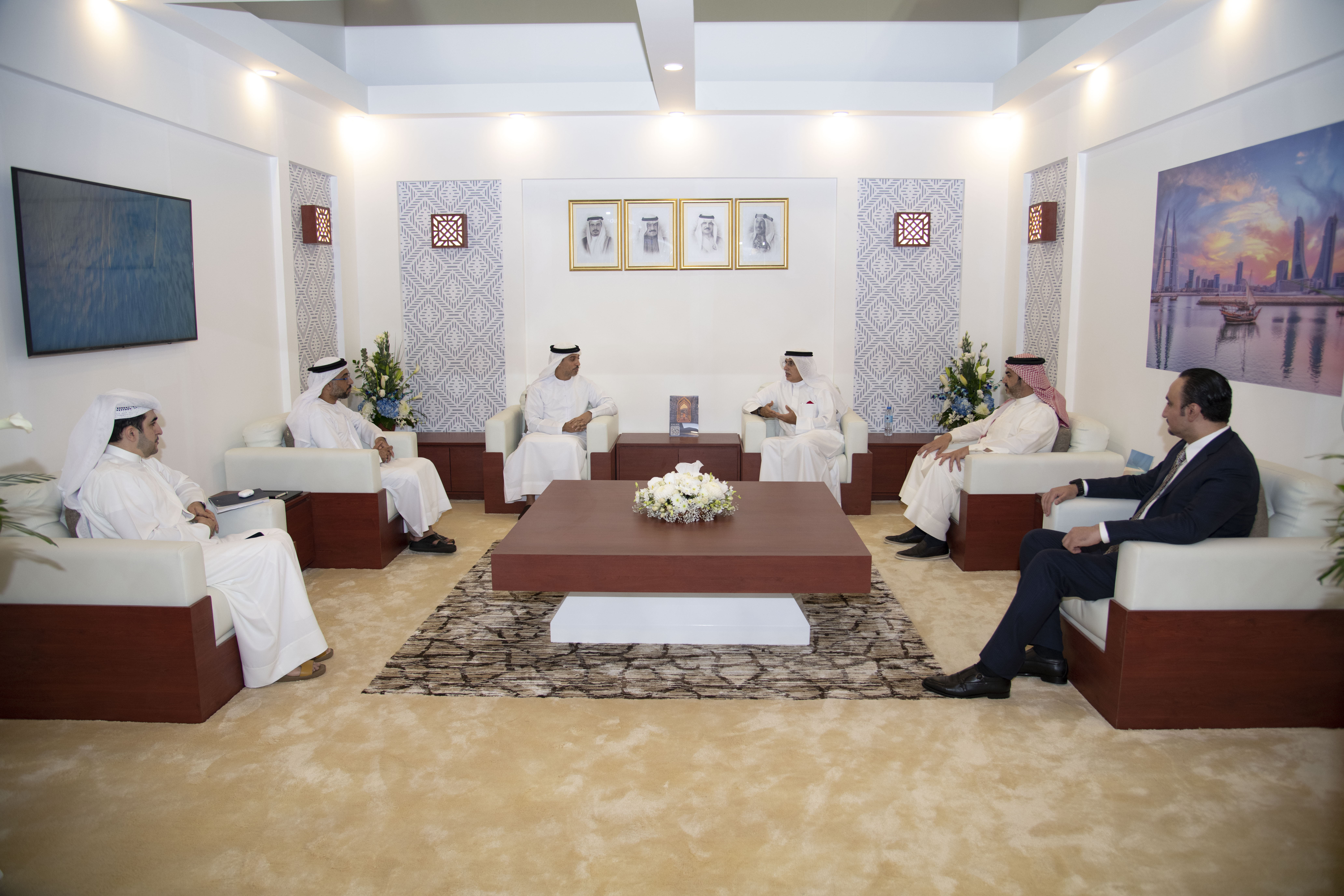 على هامش معرض سوق السفر العربي 2021 معالي وزير الدولة لريادة الأعمال والمشاريع الصغيرة والمتوسطة بدولة الامارات العربية والمتحدة يزور جناح مملكة البحرين بدبي