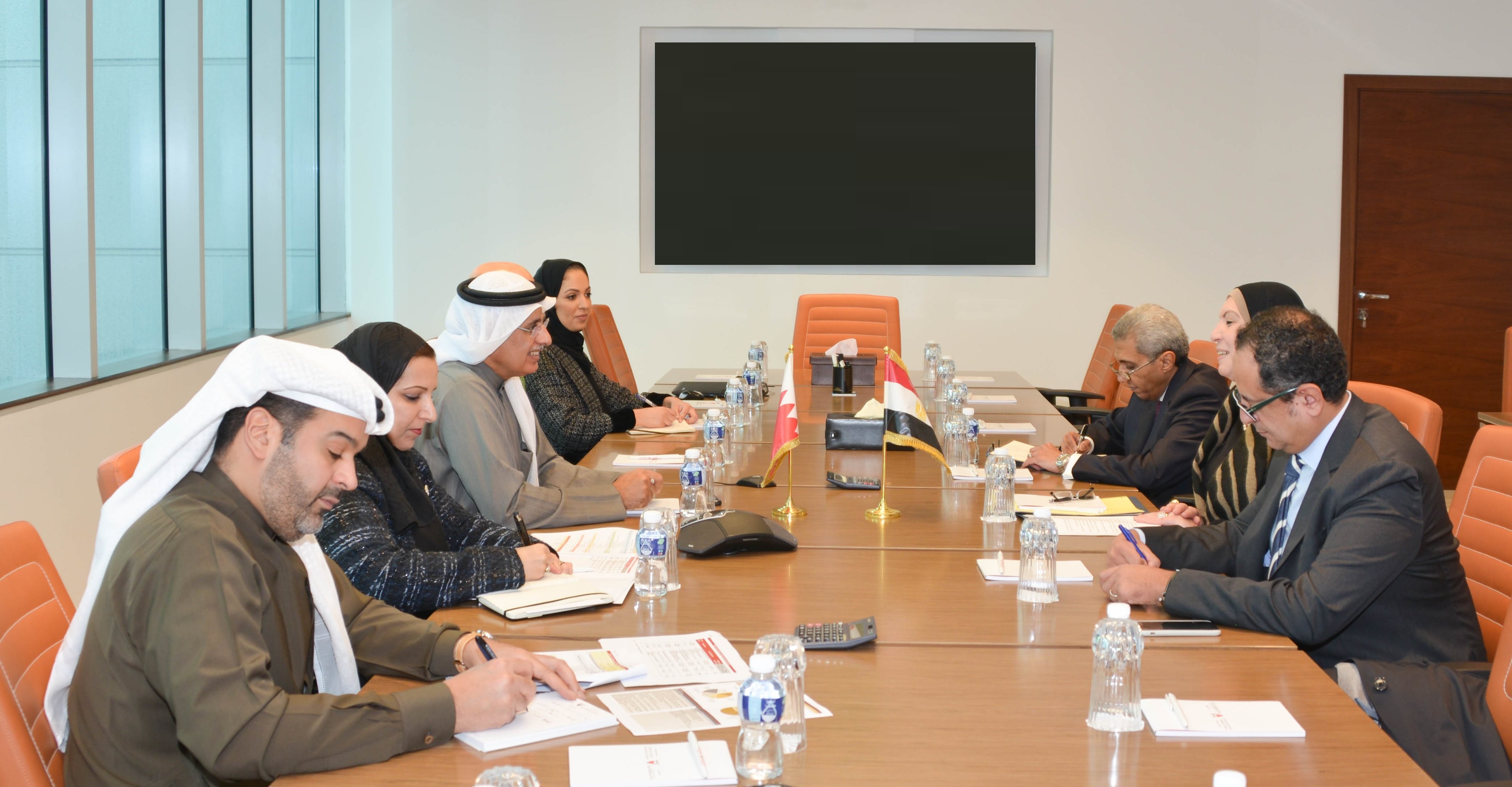  في إطار زيارتها الرسمية إلى مملكة البحرين وزير الصناعة والتجارة والسياحة يجتمع بوزيرة التجارة والصناعة بجمهورية مصر العربية