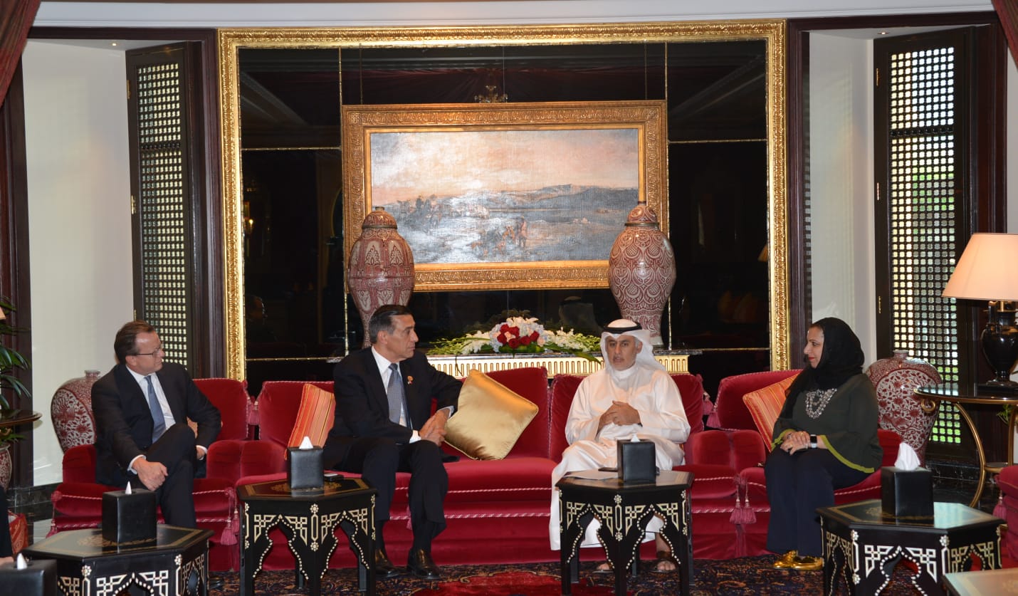  أكد عمق العلاقات المشتركة وجهود حكومتي البلدين لتطويرها وزير الصناعة والتجارة والسياحة يجتمع بوفد الكونجرس الأمريكي الذي يزور مملكة البحرين