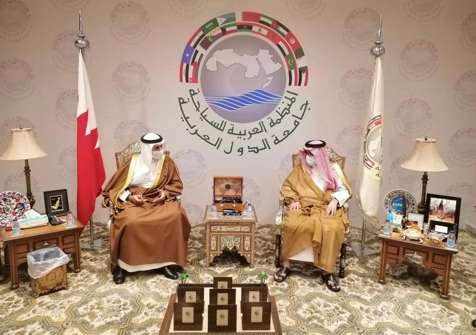  أشاد بدور المنظمة في تعزيز التعاون العربي في مجال السياحة في العالم العربي - وزير الصناعة والتجارة والسياحة يجتمع برئيس منظمة السياحة العربية الدكتور بندر بن فهد آل فهيد في جدة