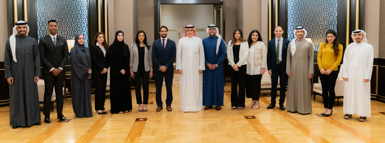 لدى لقاء منتسبي الدفعة الرابعة من برنامج النائب الأول لتنمية الكوادر الوطنية الزياني: البرنامج فرصة لتعزيز خبرات الكوادر والكفاءات الوطنية الشابة في مختلف قطاعات الأعمال