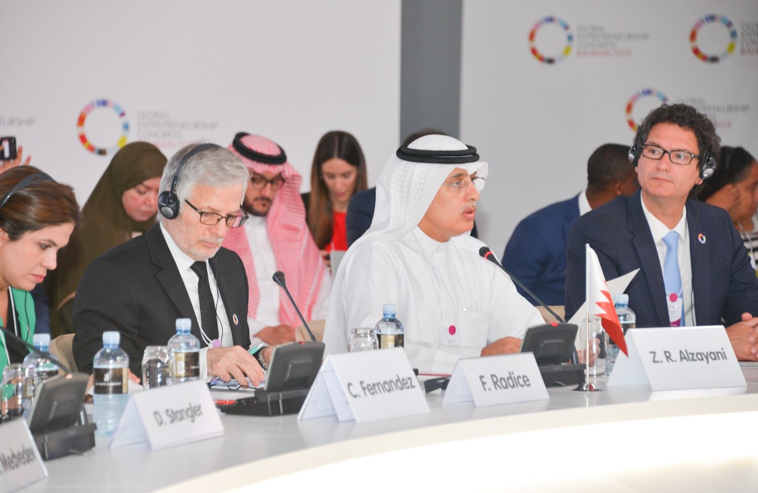 ضمن فعاليات المؤتمر العالمي لريادة الأعمال الذي تحتضنه المنامة وزير الصناعة والتجارة والسياحة يلقي الكلمة الافتتاحية في الاجتماع الوزاري للدول ذات المؤسسات الناشئة