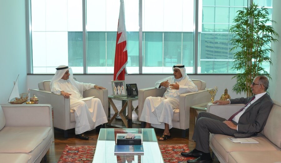  أشاد بدور القطاع الخاص في تعزيز النمو الاقتصادي وزير الصناعة والتجارة والسياحة يستقبل رجل الأعمال الدكتور عصام فخرو