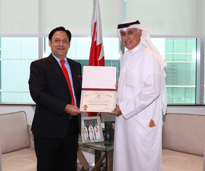  أعرب عن تقديره لمنحه العضوية الفخرية بمجلس المستشارين بنادي الأعمال الدبلوماسي وزير الصناعة والتجارة والسياحة يستقبل رئيس نادي الأعمال الدبلوماسي