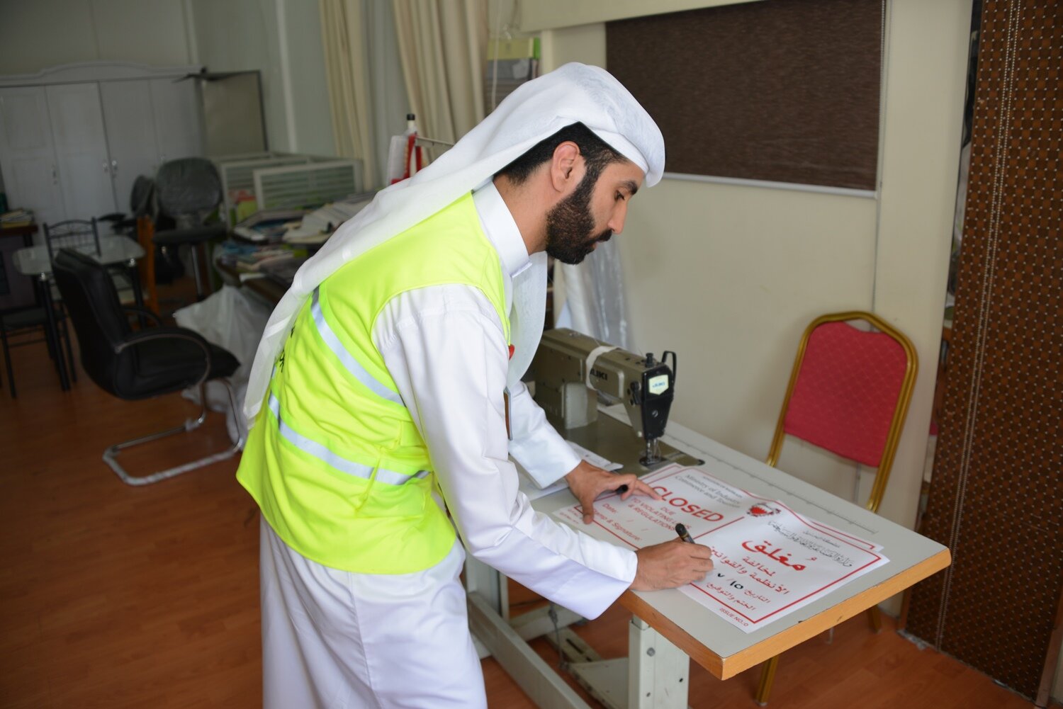  وزارة الصناعة والتجارة والسياحة تغلق عدد من المحلات التجارية لمزاولتها أنشطة تجارية من غير ترخيص