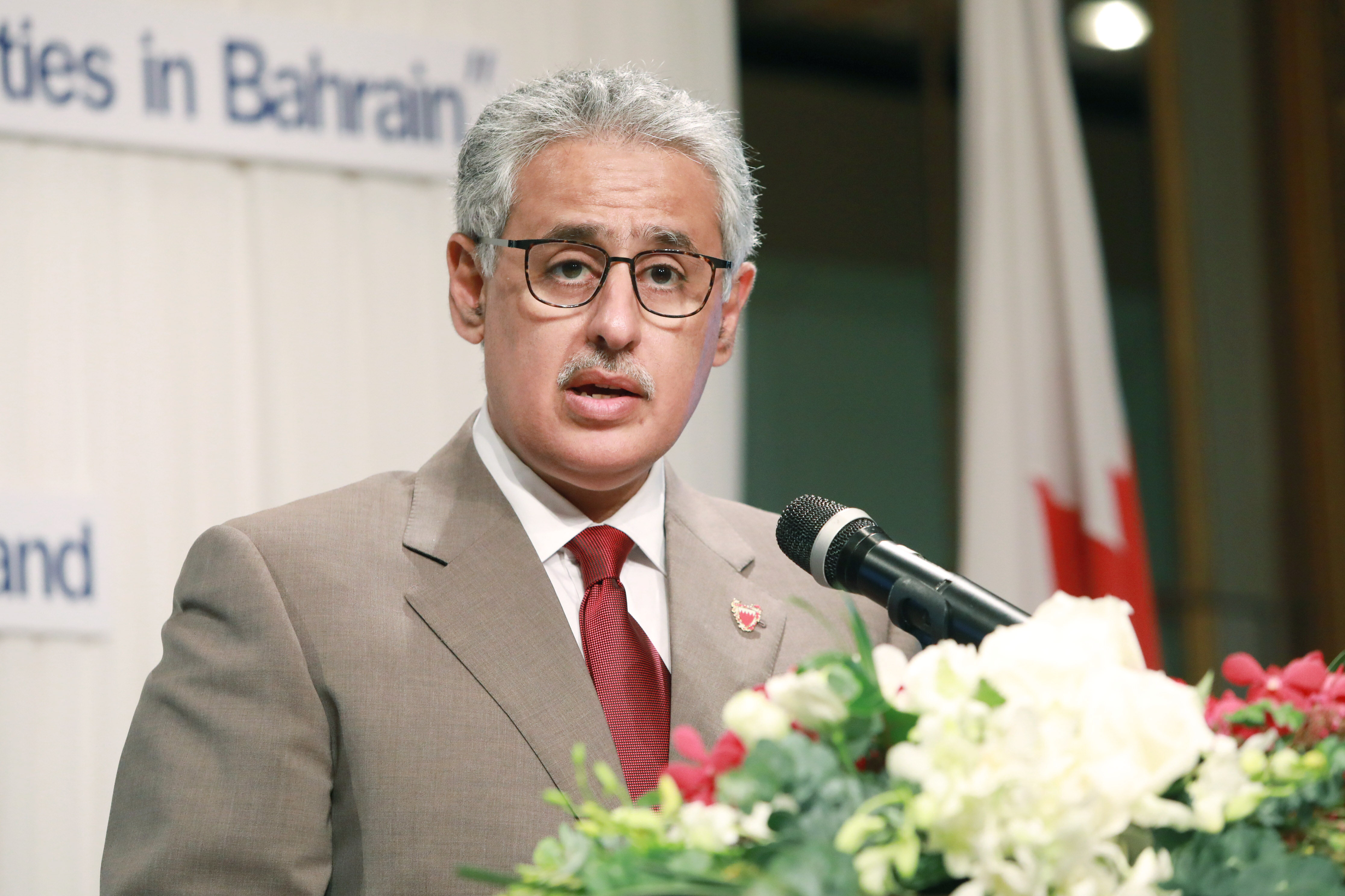  استعرض إمكانيات البحرين الاقتصادية والسياحية وأكد على أهمية دور القطاع الخاص في تعزيز العلاقات الثنائية وزير الصناعة والتجارة والسياحة يشارك في ندوة فرص التجارة والاستثمار في البحرين