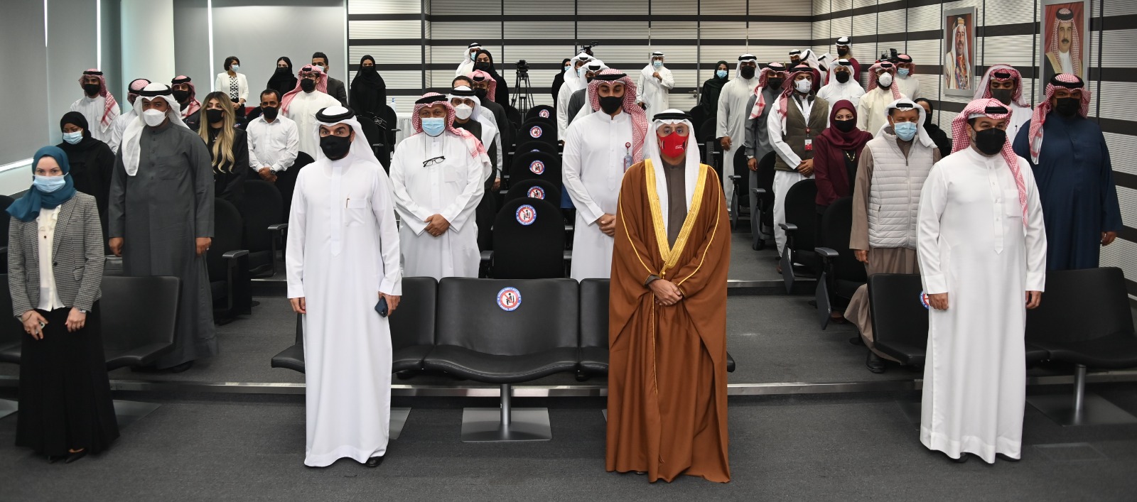 وزير الصناعة والتجارة والسياحة يسلم منتسبي إدارة التفتيش بالوزارة وسام الأمير سلمان بن حمد للاستحقاق الطبي