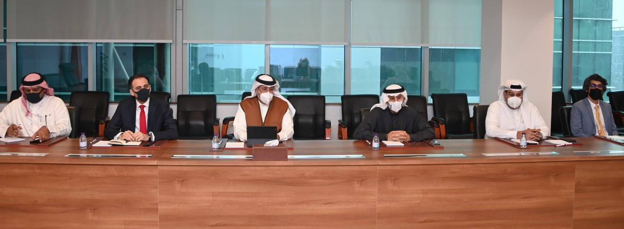 تنفيذًا لتوجيهات سمو ولي العهد رئيس مجلس الوزراء بالتحقق من توفر المنتجات والسلع الاستهلاكية الأساسية والضرورية في الأسواق المحلية وأسعارها وزير الصناعة والتجارة والسياحة يعقد اجتماعًا مع عدد من شركات منتجات الألبان