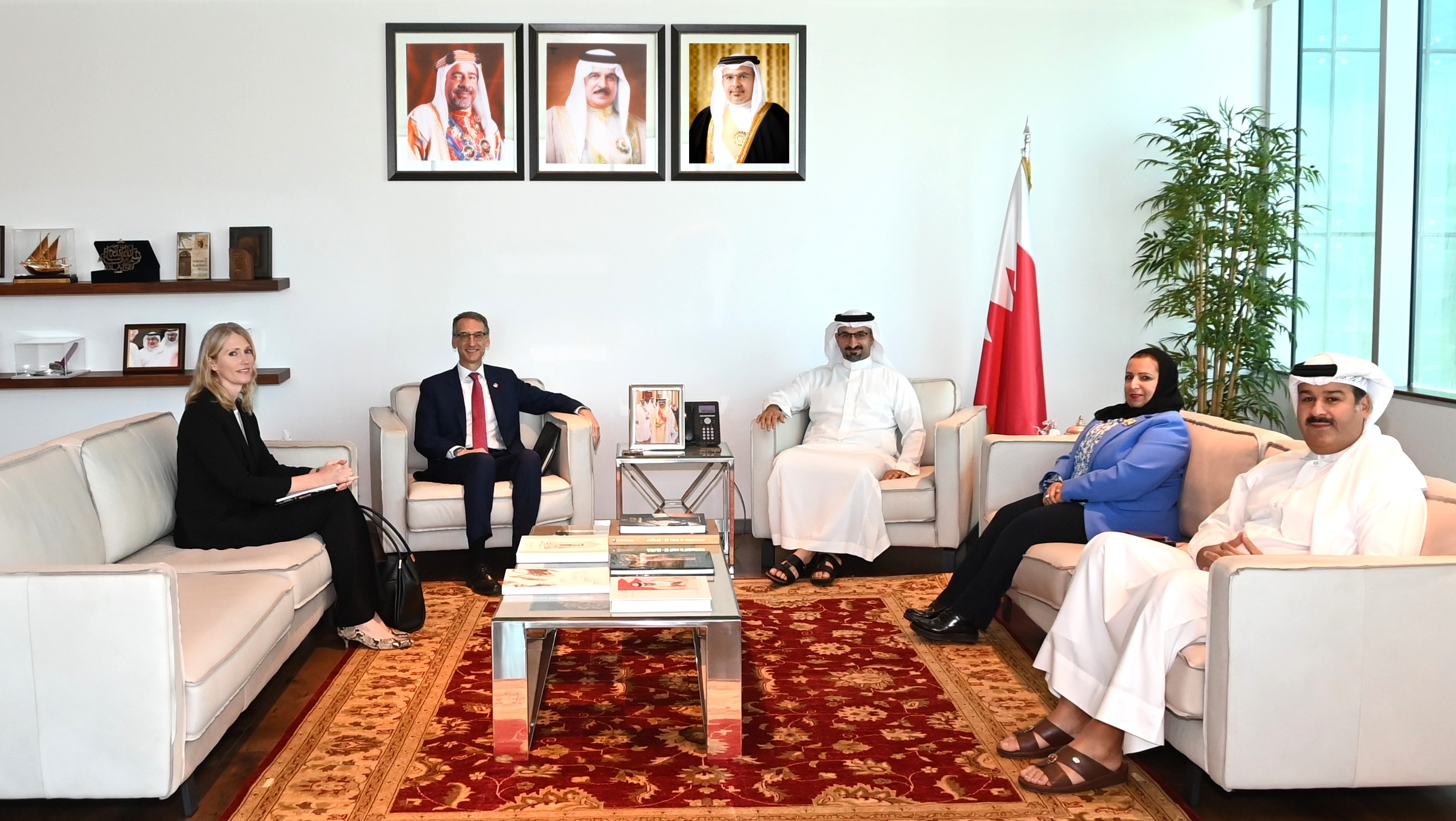 The Minister of Industry and Commerce Meets with the US Ambassador