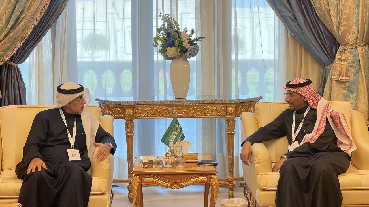 على هامش انطلاق قمة مستقبل المعادن بالرياض وزير الصناعة والتجارة والسياحة يلتقي وزير الصناعة والثروة المعدنية بالمملكة العربية السعودية