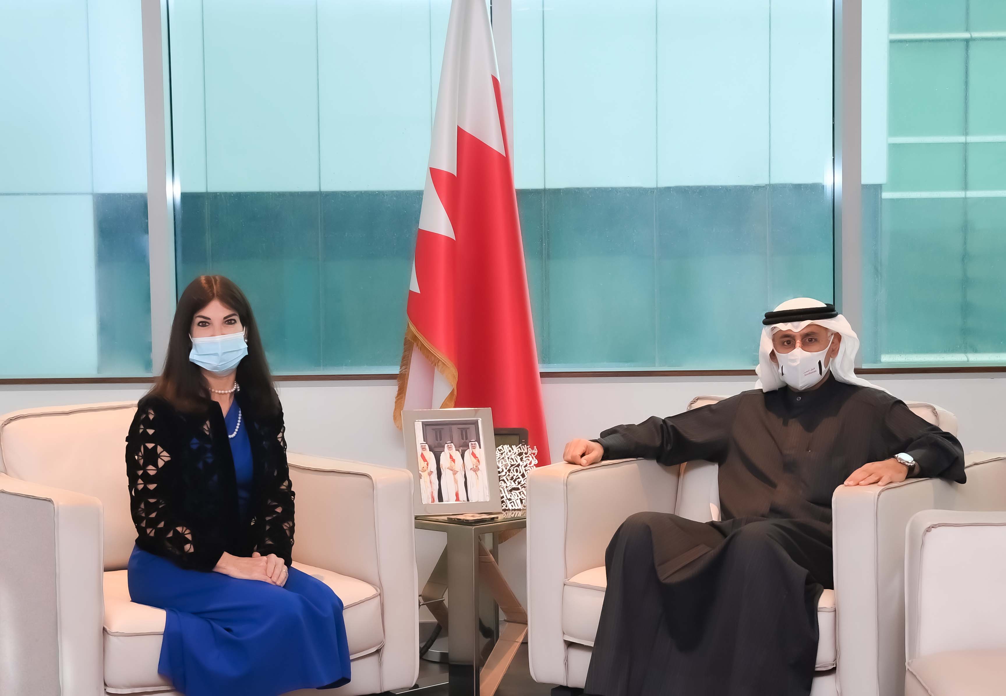 وزير الصناعة والتجارة والسياحة يجتمع بالرئيس والمؤسس للجامعة الامريكية في البحرين