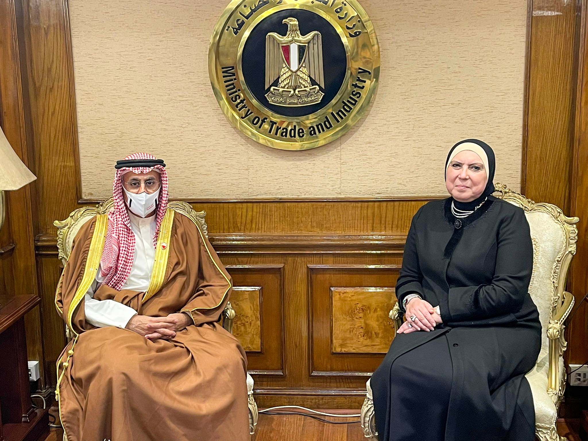 على هامش اجتماعات المكتب التنفيذي للمجلس الوزاري العربي للسياحة الدورة العادية (29) والدورة العادية (24) للمجلس الوزاري العربي للسياحة بالقاهرة وزير الصناعة والتجارة والسياحة يجتمع بسعادة الأستاذة نيفين جامع وزيرة التجارة والصناعة بجمهورية مصر العربية