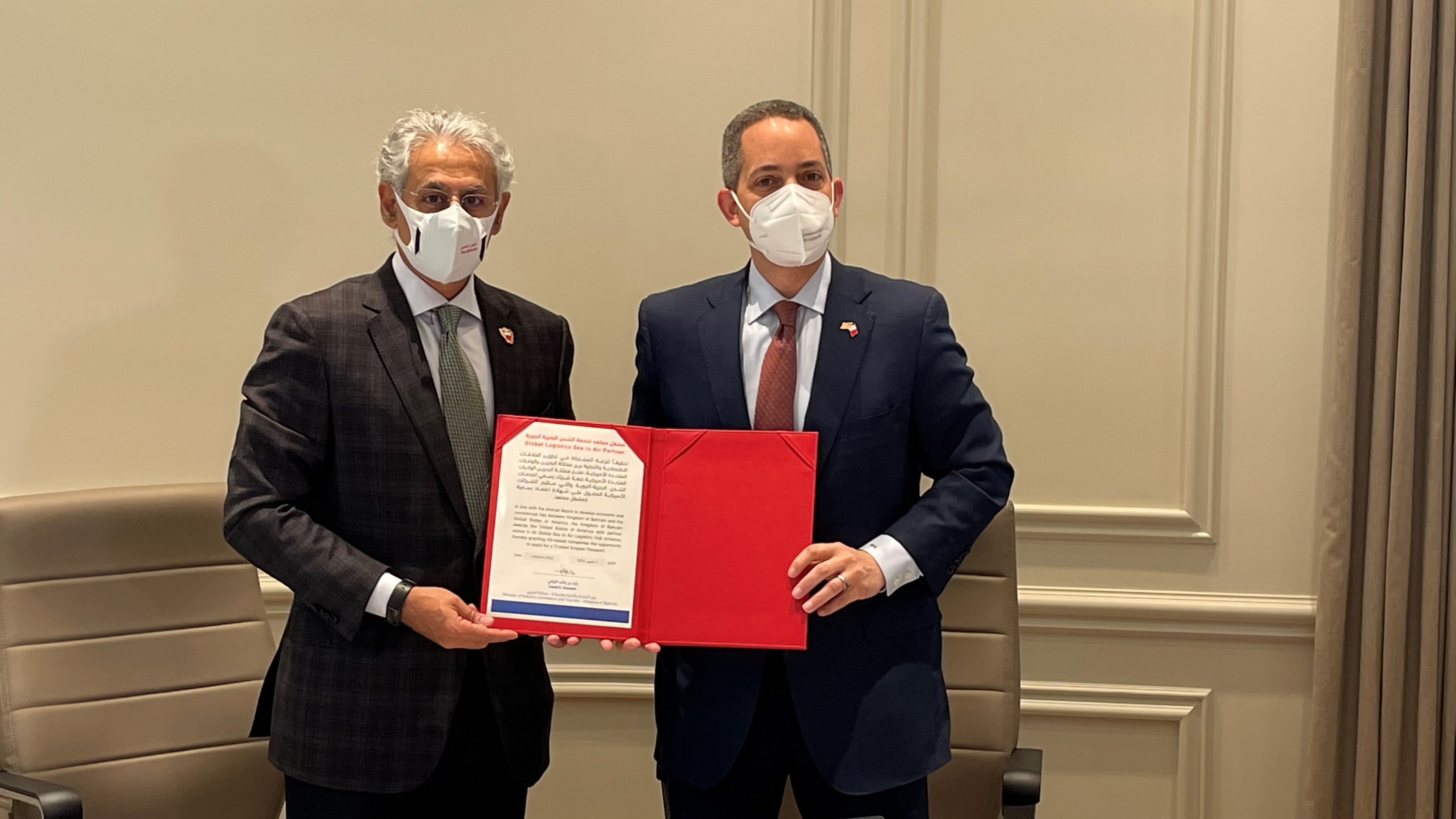 في إطار زيارة سمو ولي العهد رئيس مجلس الوزراء إلى الولايات المتحدة الأمريكية...منح الولايات المتحدة الأمريكية شهادة اعتمادها صفة الشريك المعتمد للمركز العالمي لخدمات الشحن البحرية والجوية