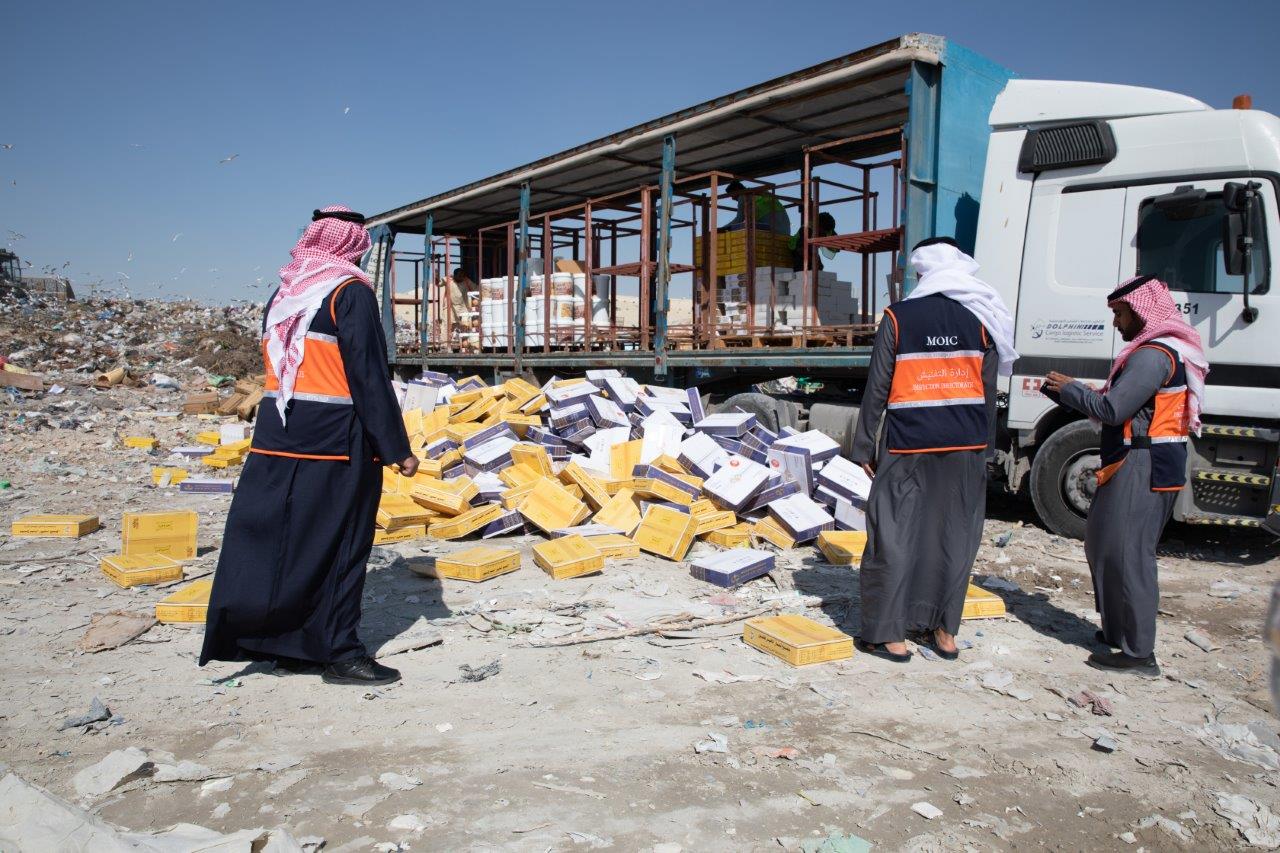 The Inspection Directorate at the Ministry of Industry and Commerce destroys spoiled food products after judicial rulings against violators