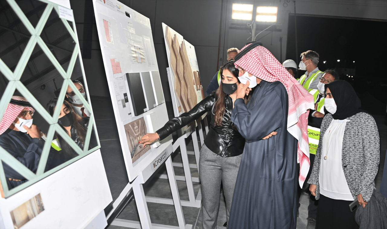 وزير الصناعة والتجارة والسياحة رئيس مجلس إدارة هيئة البحرين للسياحة والمعارض يطلع على آخر مستجدات سير العمل في مشروع مركز البحرين الدولي للمعارض والمؤتمرات الجديد بمنطقة الصخير