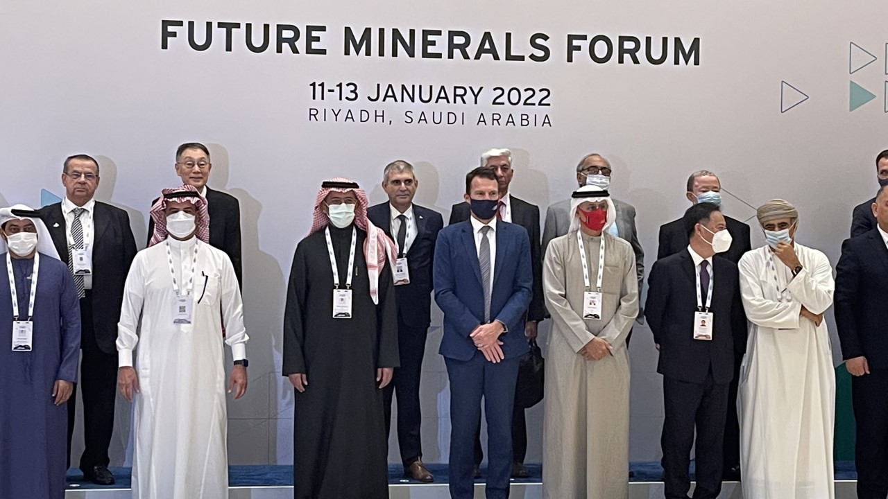 في إطار انعقاد قمة مستقبل المعادن بالرياض وزير الصناعة والتجارة والسياحة يشارك في اعمال اجتماع الطاولة المستديرة لأصحاب المعالي وزراء التعدين