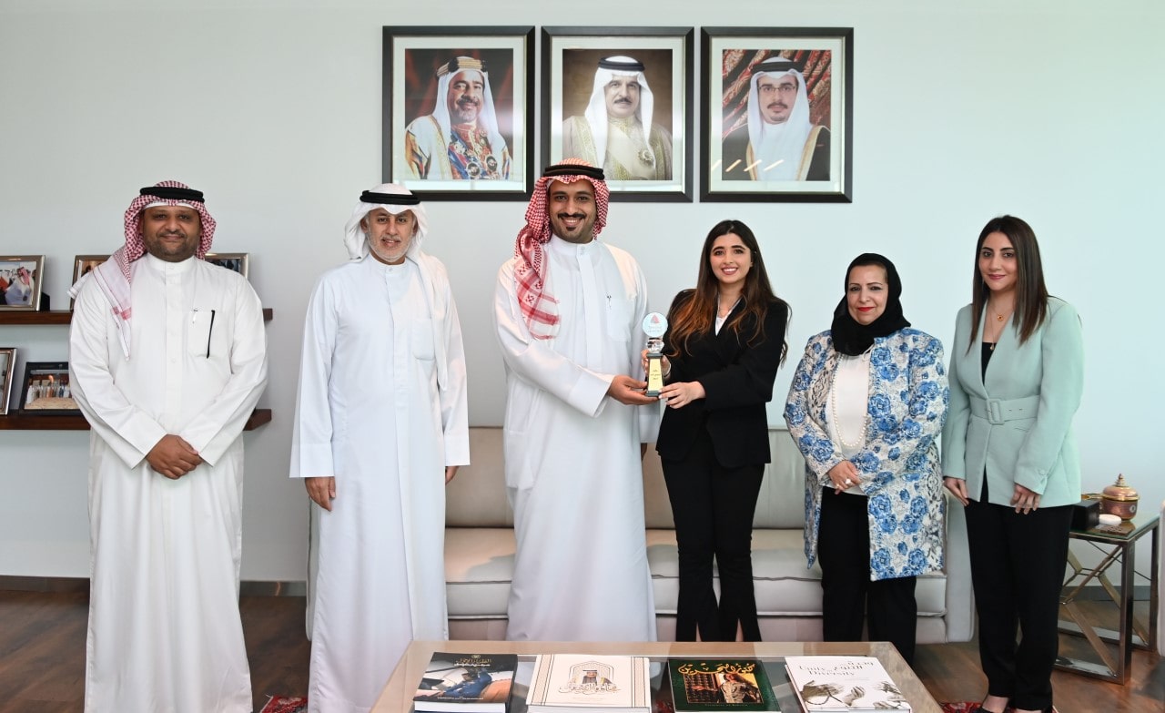 بمناسبة الفوز بجائزة التميز في التواصل مع العملاء للعام الخامس على التوالي وزير الصناعة والتجارة والسياحة يستقبل الفريق الإداري القائم على نظام &quot;تواصل&quot; بالوزارة