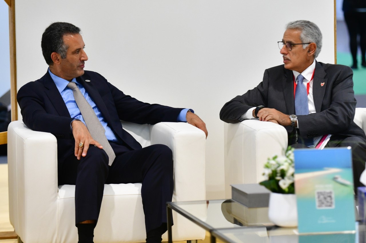 على هامش انطلاق فعاليات معرض سوق السفر العالمي -لندن وزير الصناعة والتجارة والسياحة يجتمع بوزير السياحة والآثار بالمملكة الأردنية الهاشمية في جناح مملكة البحرين