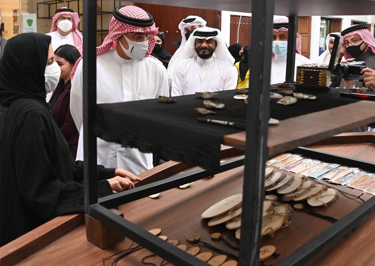 وزير الصناعة والتجارة والسياحة يزور مهرجان ذهب المنامة الزياني حريصون على إحياء سوق المنامة القديم وتنشيطه سياحياً وتجارياً