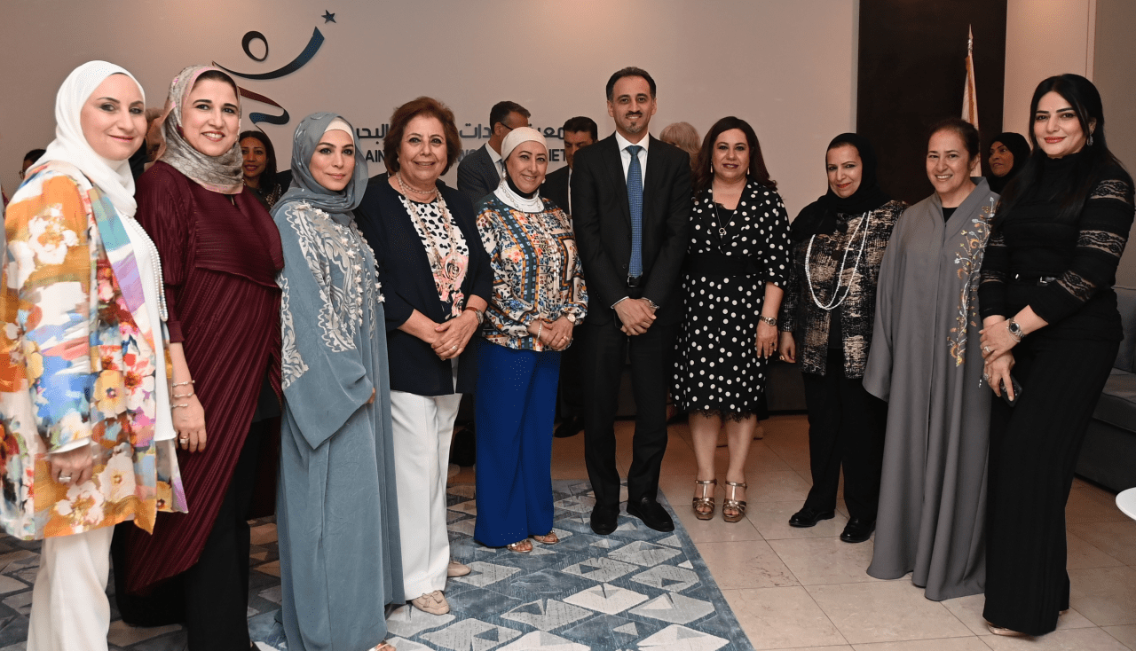 خلال الاحتفالية التي نظمتها جمعية سيدات الاعمال البحرينية بمناسبة مرور 22 عاما على التأسيس وكيل وزارة الصناعة والتجارة والسياحة تشيد بدور الجمعية المؤثر في تطوير القطاع الاقتصادي بالبحرين