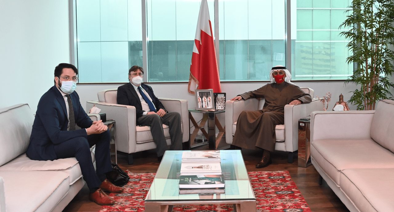 وزير الصناعة والتجارة والسياحة يستقبل القائم بأعمال سفارة كندا لدى مملكة البحرين والمقيم في الرياض
